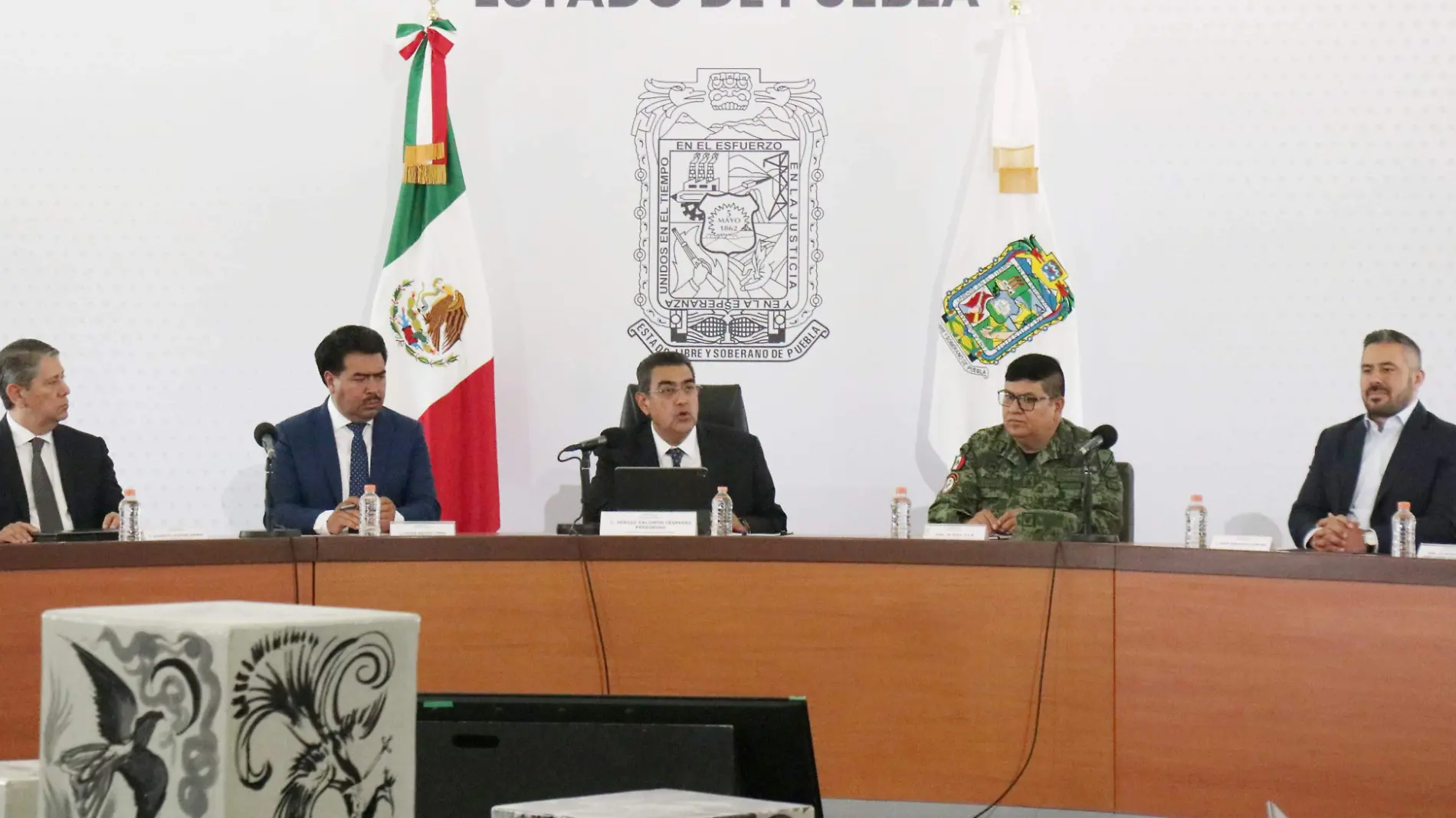 Los cuerpos que fueron abandonados en el Periférico Ecológico esta mañana, junto a un automóvil, tenían mensajes escritos